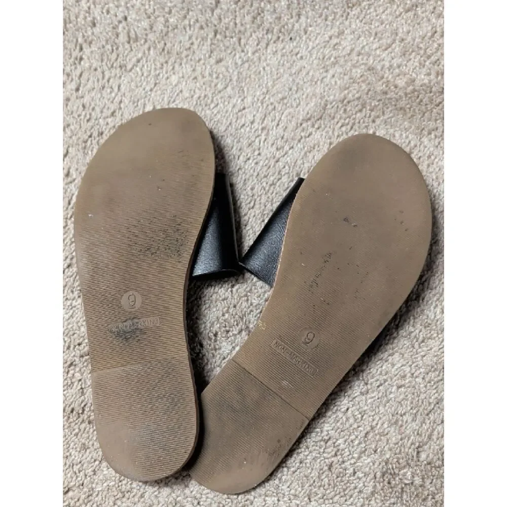 Universal Thread Black Wide-Strap Slide Sandals with Tan Footbed